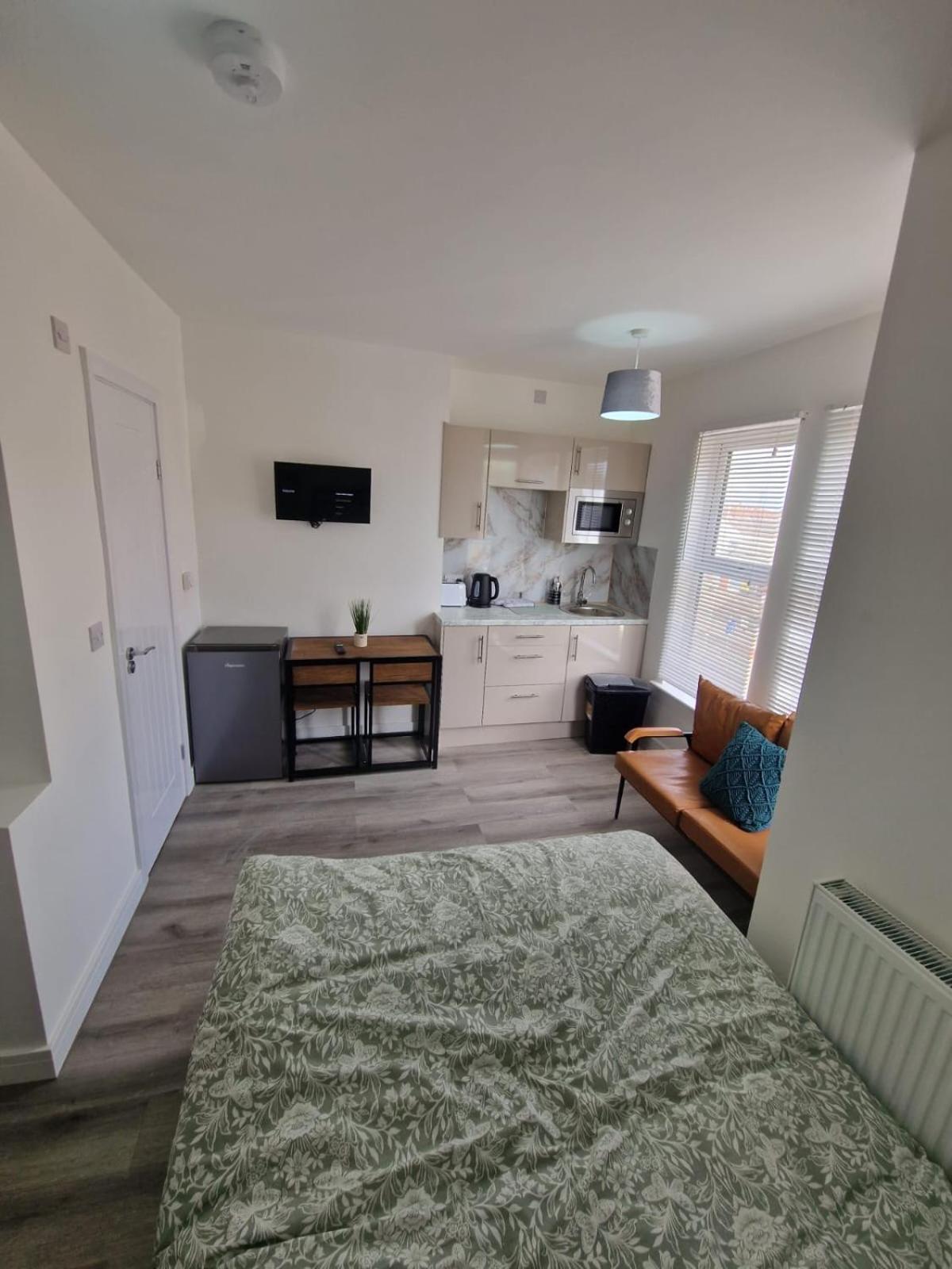 Brand New Studio Flat With Private Bathroom Northampton Eksteriør billede